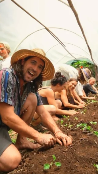 Instagram post from amoracommunity. This post is in position 9.